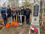 Уборка листвы на воинских захоронениях
